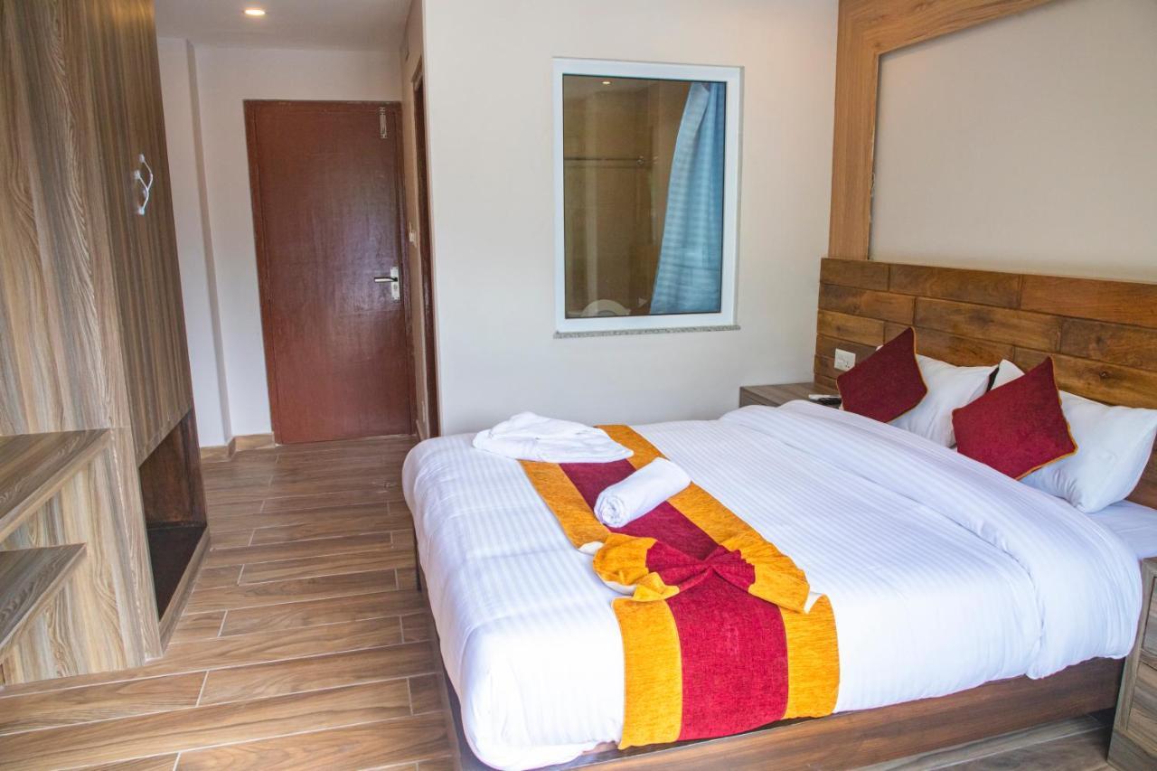 Hotel Pushkar Pokhara Buitenkant foto