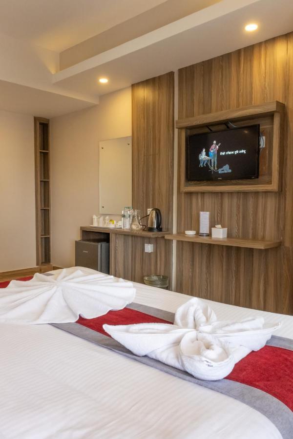 Hotel Pushkar Pokhara Buitenkant foto